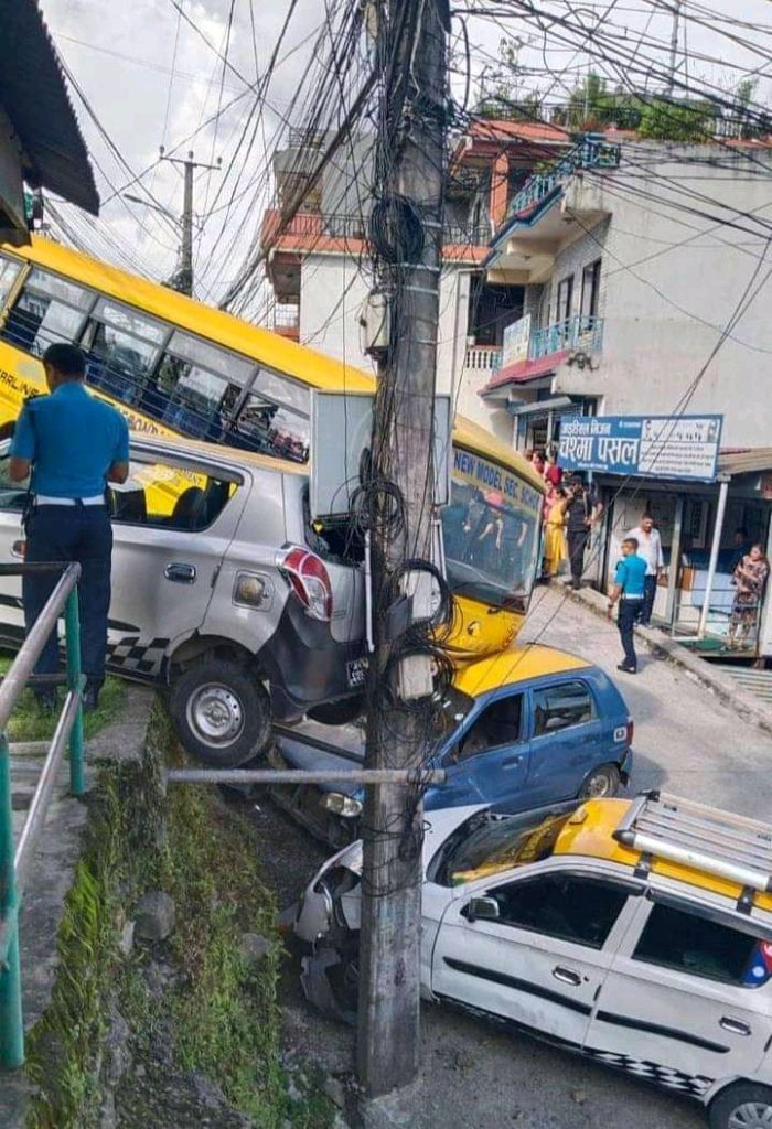 पोखरामा स्कुल बस अनियन्त्रित हुँदा एकजना घाइते, तीन वटा ट्याक्सीमा क्षति