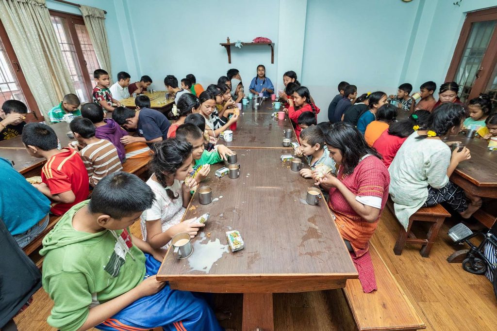 एफ एण्ड एफ साइक्लिंग ग्रुपले बुङ्गमतीमा अपाङ्ग सेवा संघमा रहेका बालबालिकाहरूलाई खाजा वितरण 