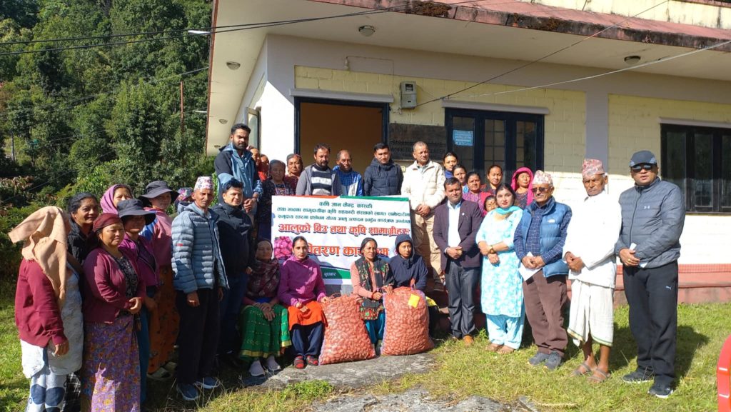 सराङकोटमा सामुहीक आलु खेती