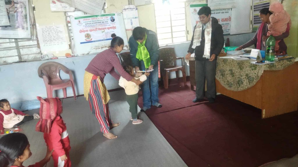 त्रिखण्डीका ११ जना विद्यार्थीलाई शैक्षिक सामग्री वितरण सम्पन्न