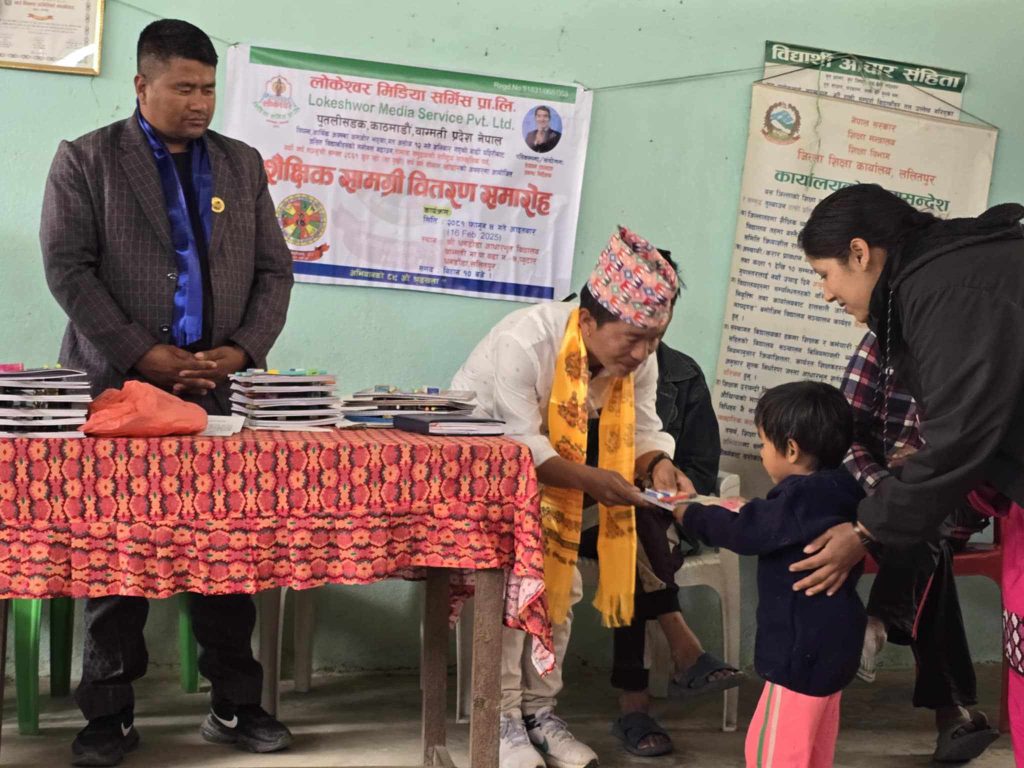 धनडाँडाका २० जना विद्यार्थीलाई शैक्षिक सामग्री वितरण