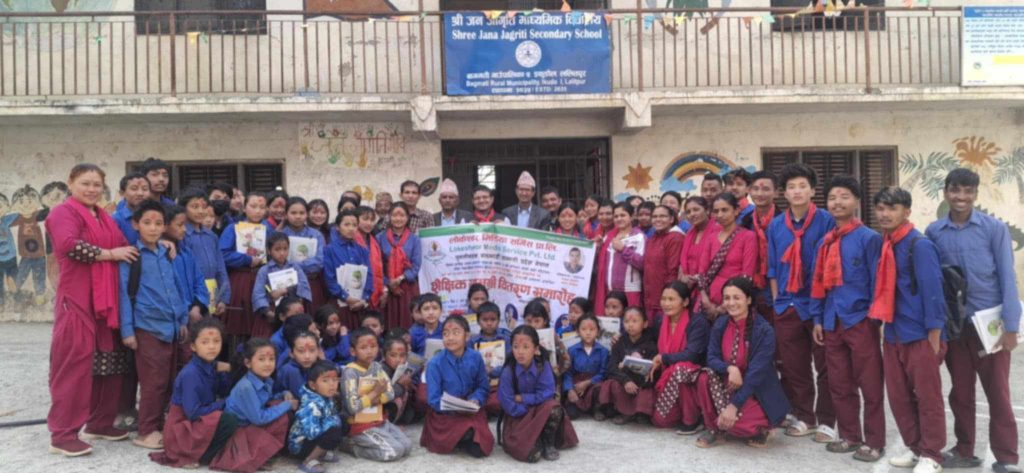 इकुडोलका १ सय ५ जना विद्यार्थीलाई शैक्षिक सामग्री वितरण