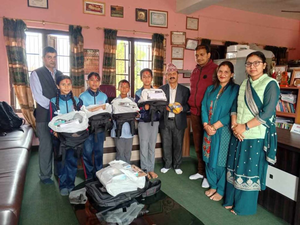 भरतपुर कोइलाहा र रत्ननगर बैरियाका ८ जना जेहेन्दार विद्यार्थीलाई शैक्षिक सामग्री हस्तान्तरण