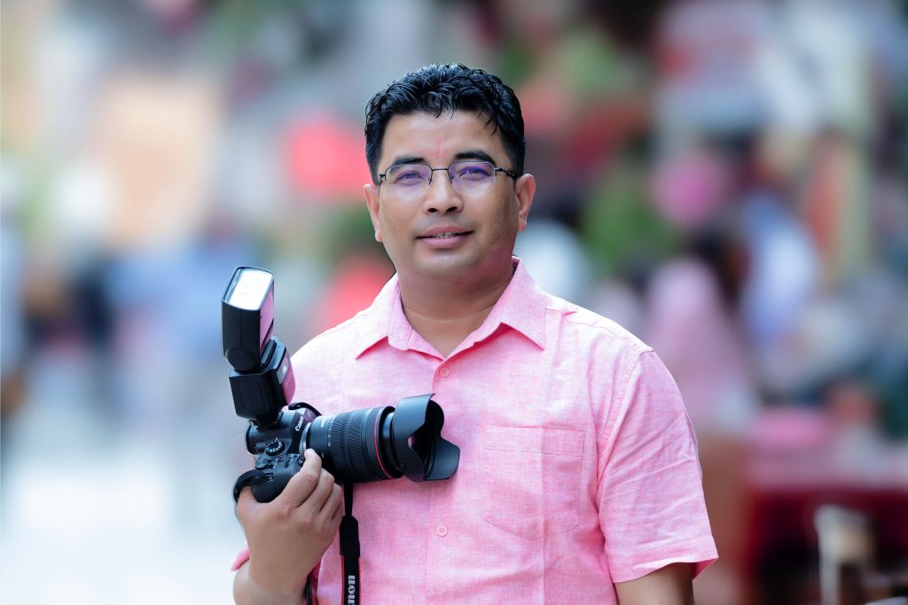 १२ औं म्युजिक खबर म्युजिक अवार्डः गीतकार यादव खरेल देखी फोटो पत्रकार प्रदीपराज सम्मानित हुदै