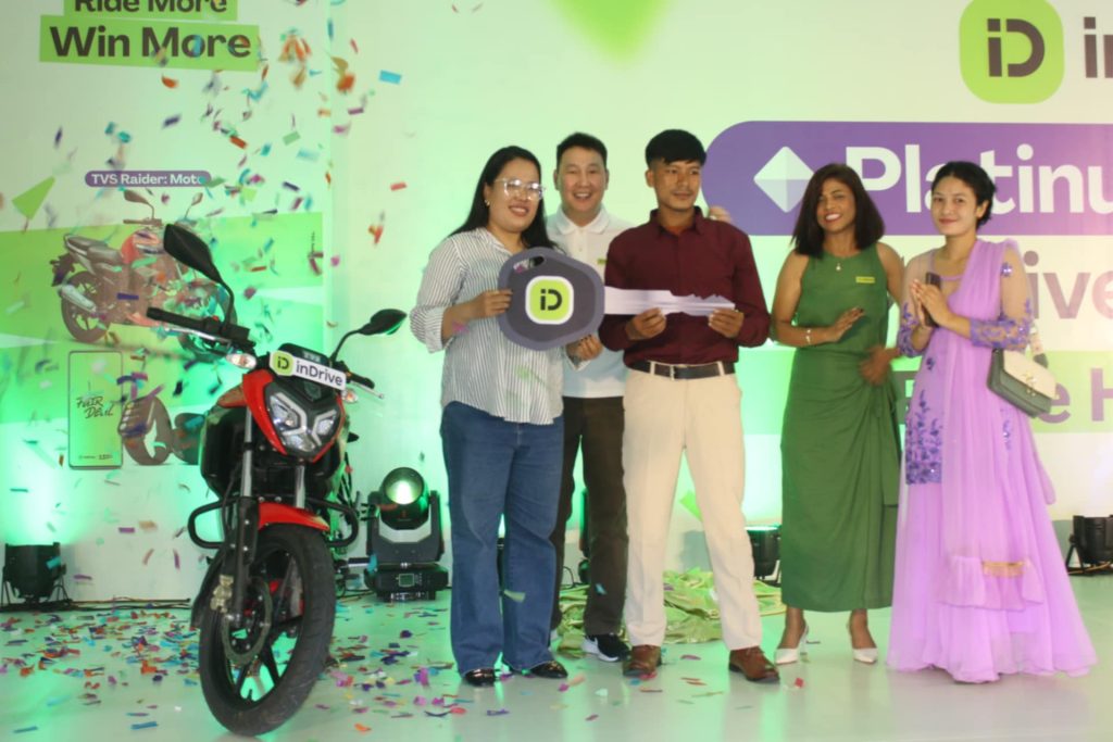 इइन्ड्राइभले प्याटिनम ड्राइभर गिभवोए प्राइज ह्याण्डओभर