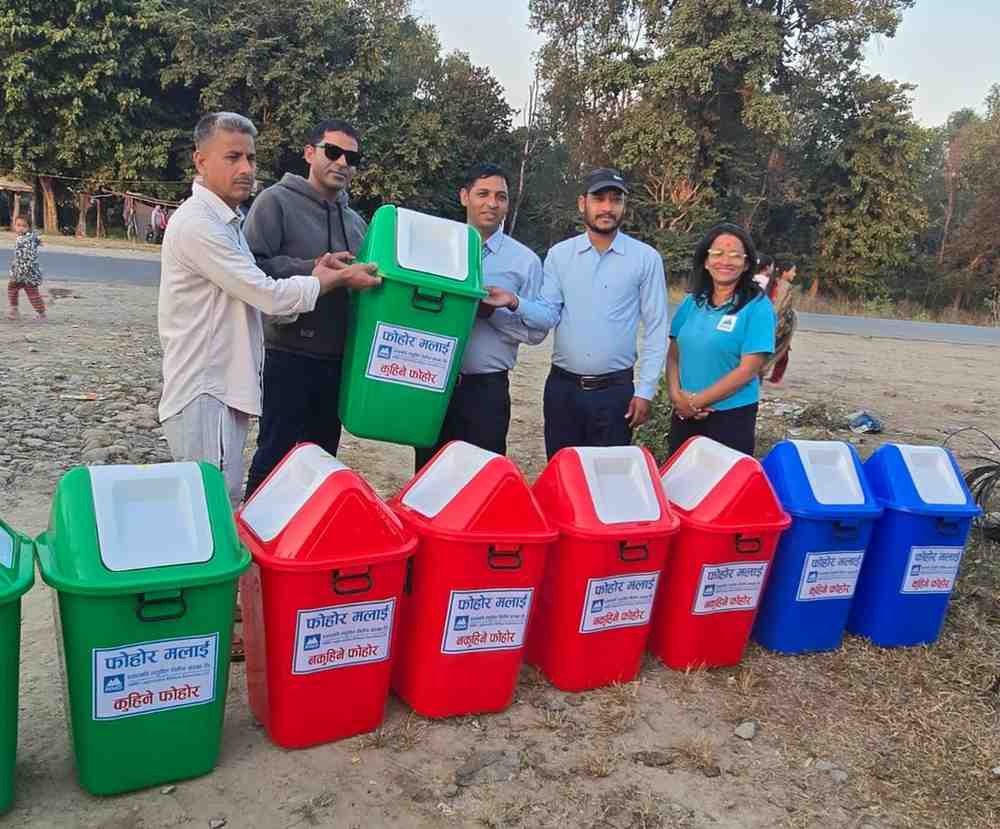 एनएमबि लघुवित्तद्वारा कैलालीकाे गोदावरीमा डस्टबिन सहयोग