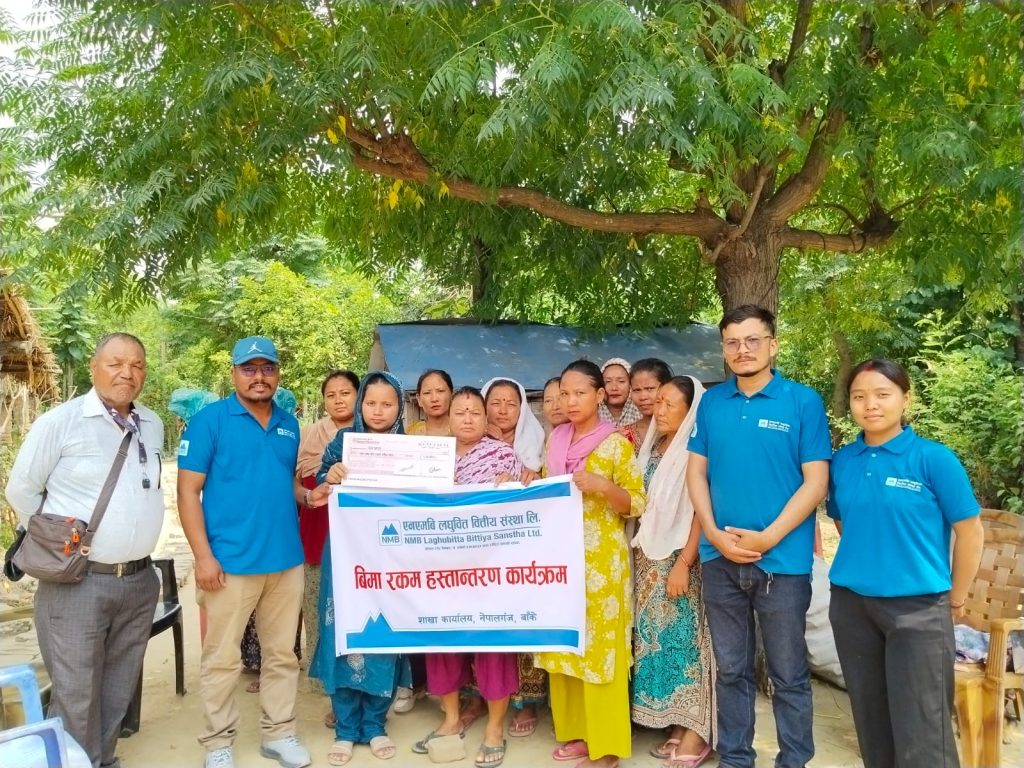 एनएमबी लघुवित्तद्वारा मृतक सदस्यका परिवारलाई बीमा रकम हस्तान्तरण