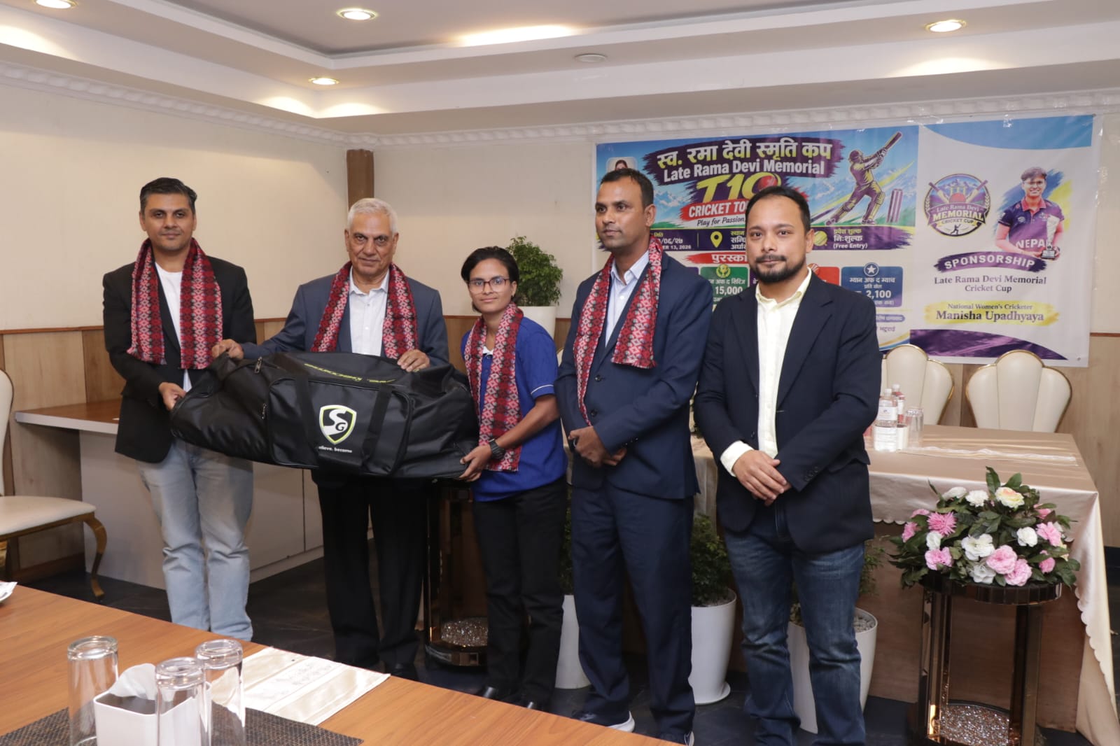 राष्ट्रिय महिला क्रिकेटर मनीषा उपाध्यायलाई ‘स्व. रमा देवी   स्मृति  क्रिकेट कप’को ६० हजार रुपैयाँ बराबरको क्रिकेट सामग्री सम्मान