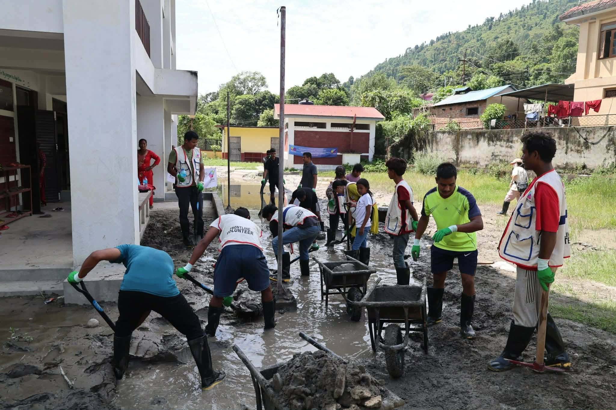 रेन्बो भोलेन्टियर क्लब र स्थानीयको सक्रियतामा बाढी प्रभावित क्षेत्रपाल विद्यालयको सरसफाइ